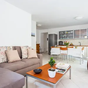  Appartamento Spacious 3-bedroom With Courtyard In - Perfect For Families
